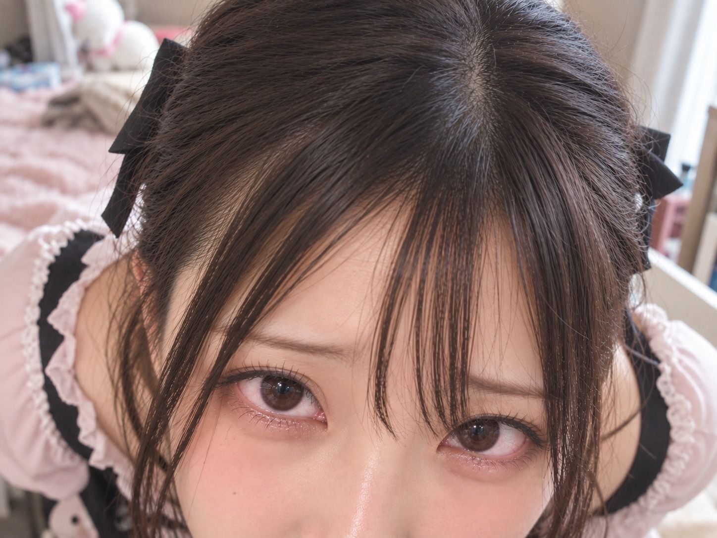 「白い何か」を受け止める美女たち