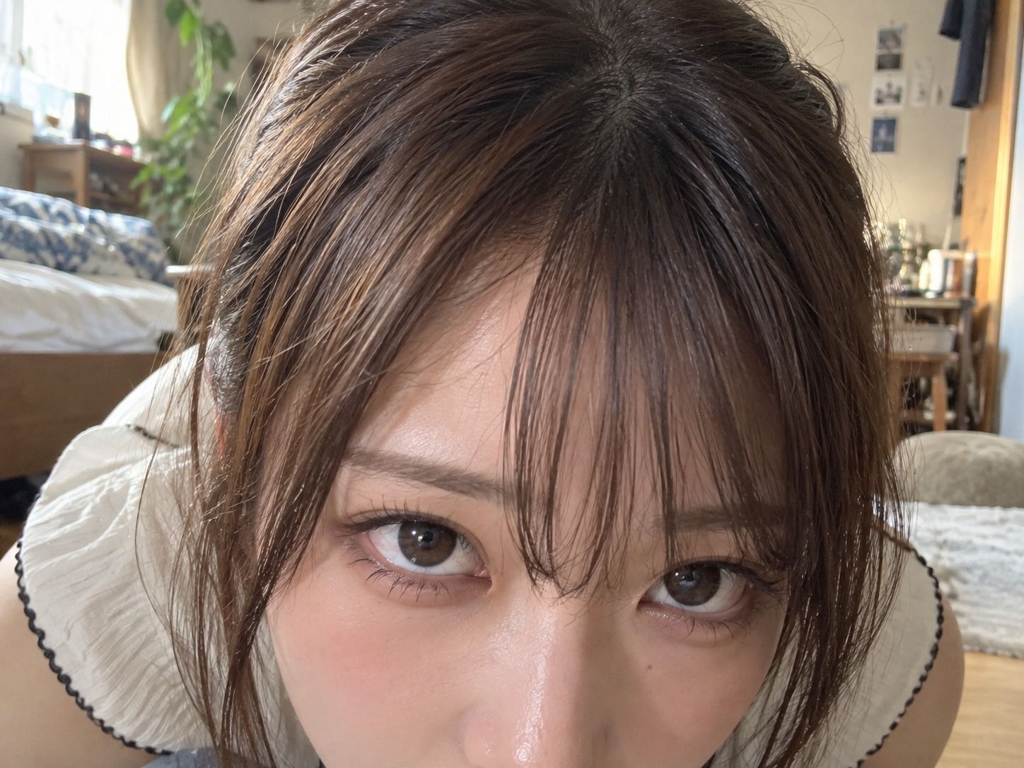 「白い何か」を受け止める美女たち
