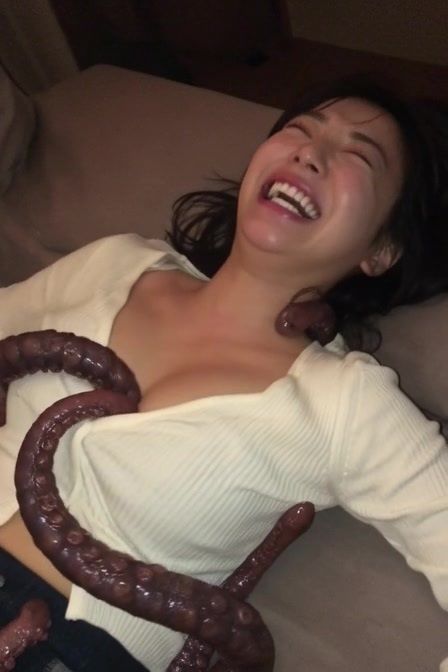 【実写AI動画】ラブホ女子会のおふざけで触手に遊ばれ感じてしまい、友達に撮影された女 画像6