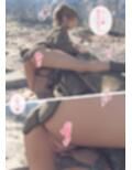 女兵士は部隊の仲間たちと