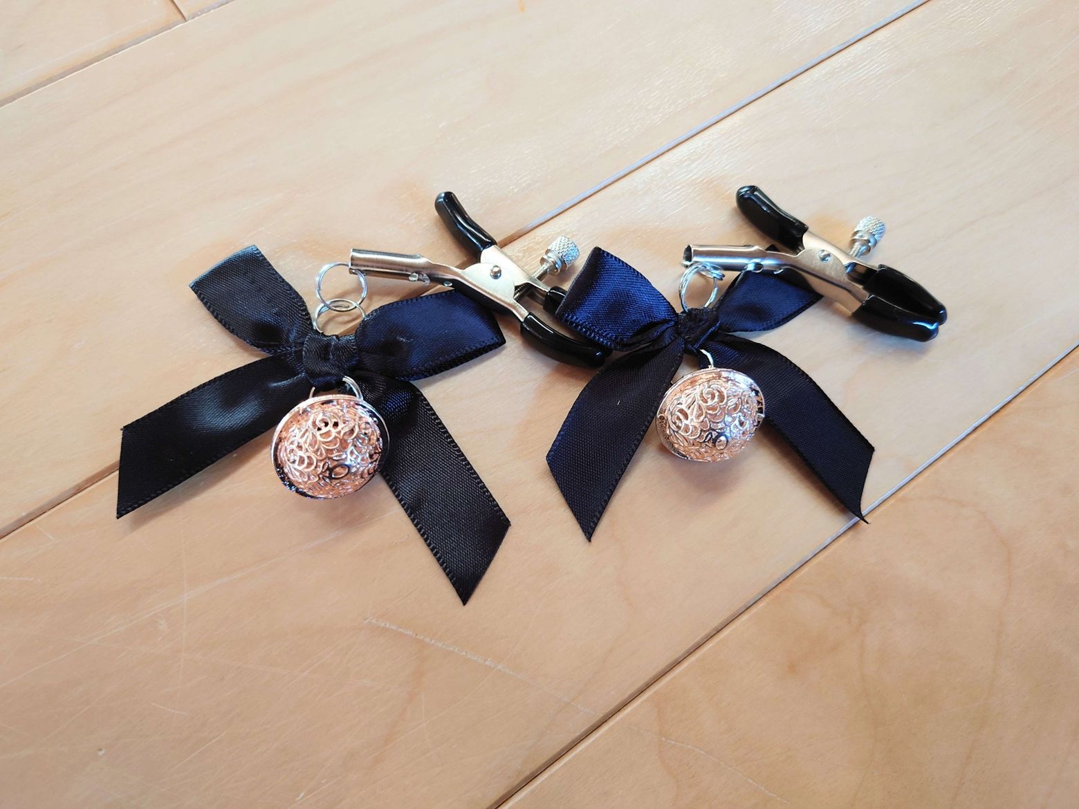 サンプル画像1:乳首開発調教（2）〜鈴付きのニップルクリップを装着させての強●オナニー〜厭らしい鈴の音を響かせながら乳首で絶頂をさせる（レナの調教記録〜005）(M女レナの調教記録) [d_588568]